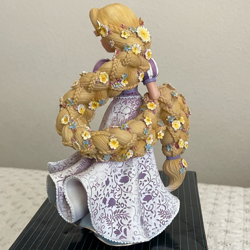 Enesco Disney Showcase Rapunzel Figurine, 8" Couture de Force - Picture 3 of 9